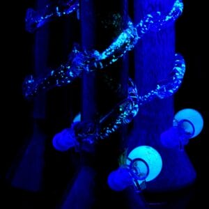 Soft Glass Beaker Bong “Glow Spiral” – UV-Reactive Accents – Assorted Colors